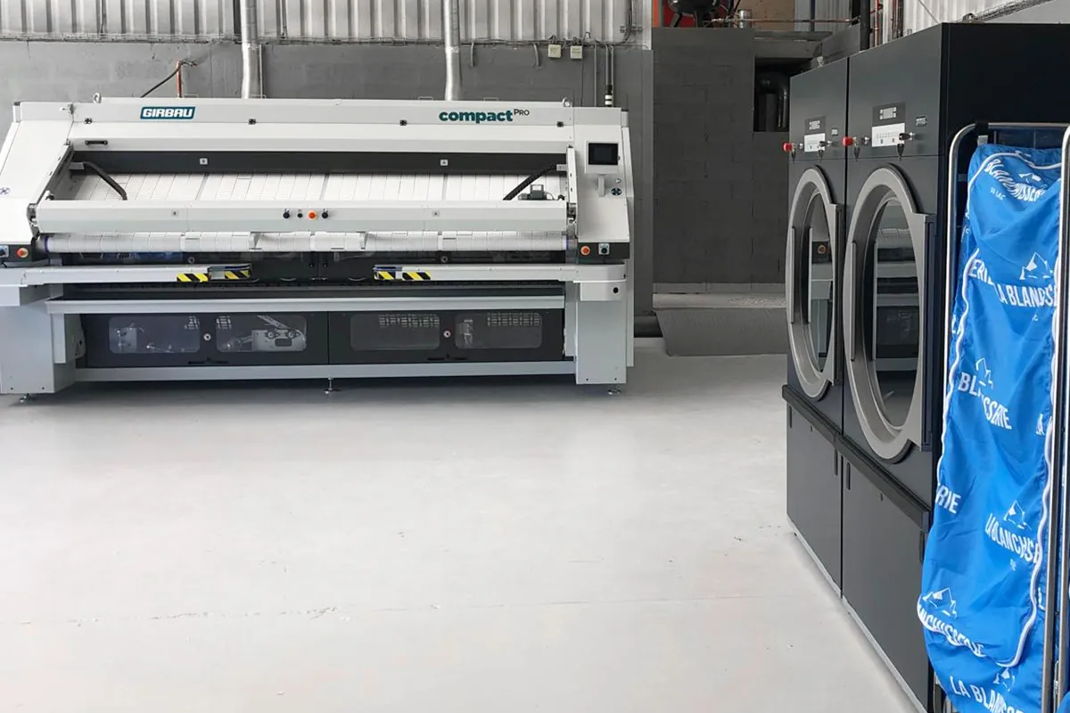 Calandre industrielle pour le linge plat dans la blanchisserie de Saint-Jorioz