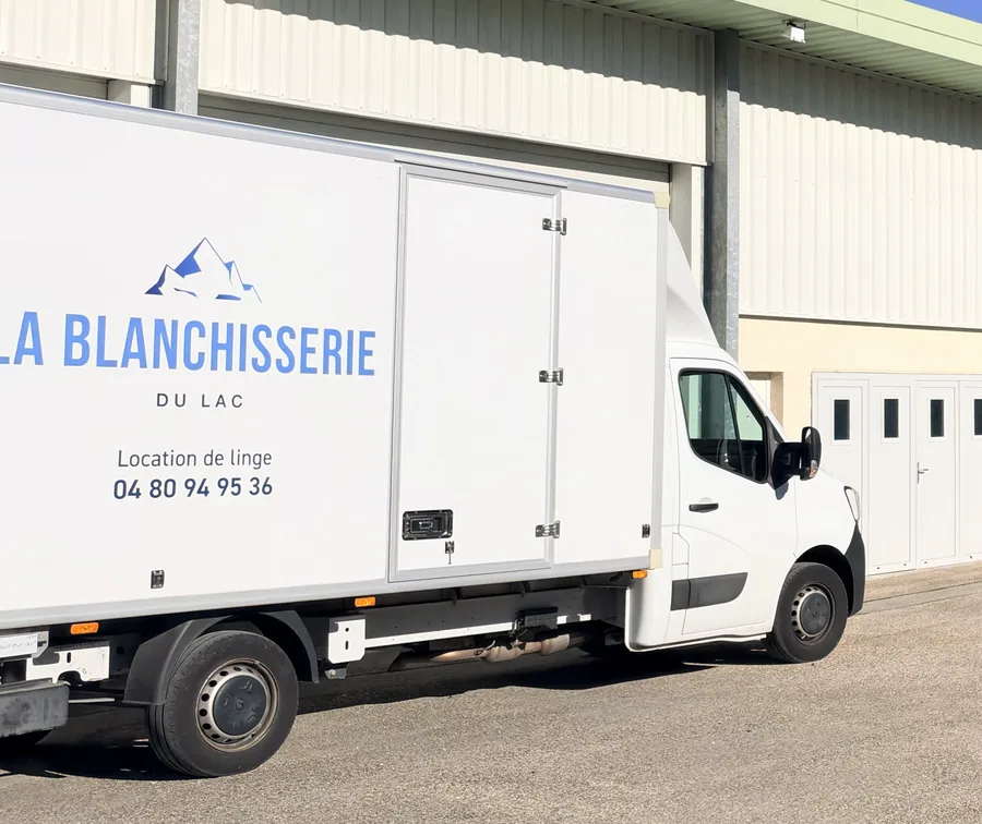 Camion de livraison de La Blanchisserie du Lac, location et entretien de linge à Saint-Jorioz