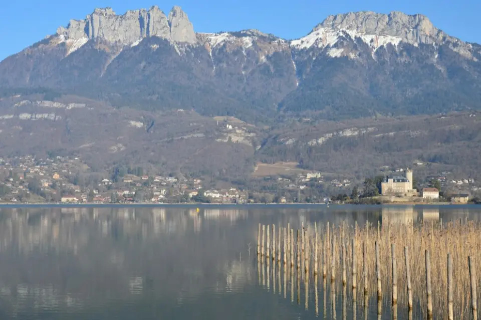 Le château de Duingt au bord du lac d’Annecy