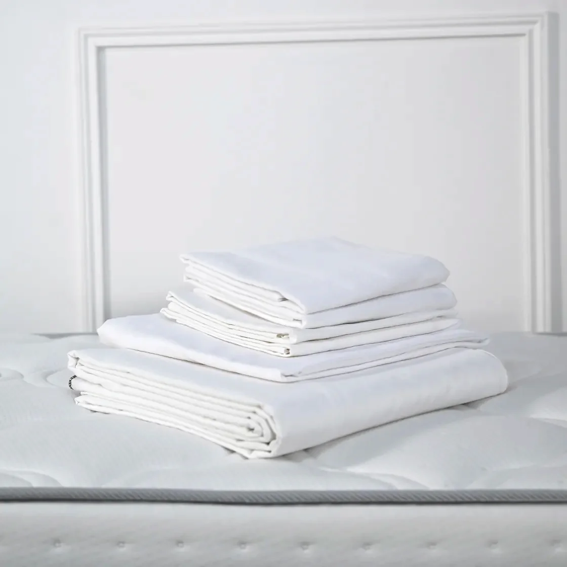 Draps blancs pliés de qualité hôtelière, prêts à être livrés