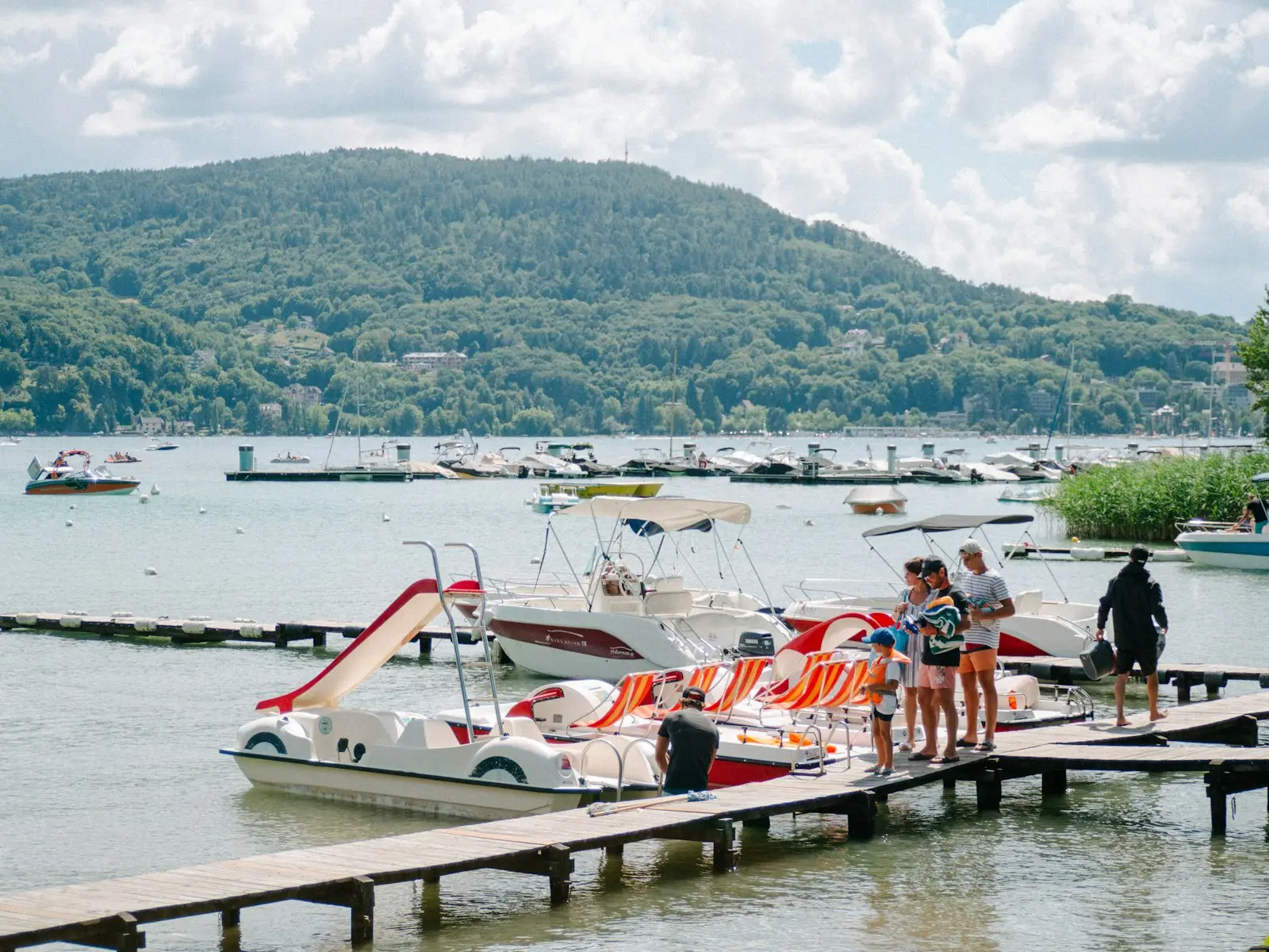 Pédalos au bord du lac en été