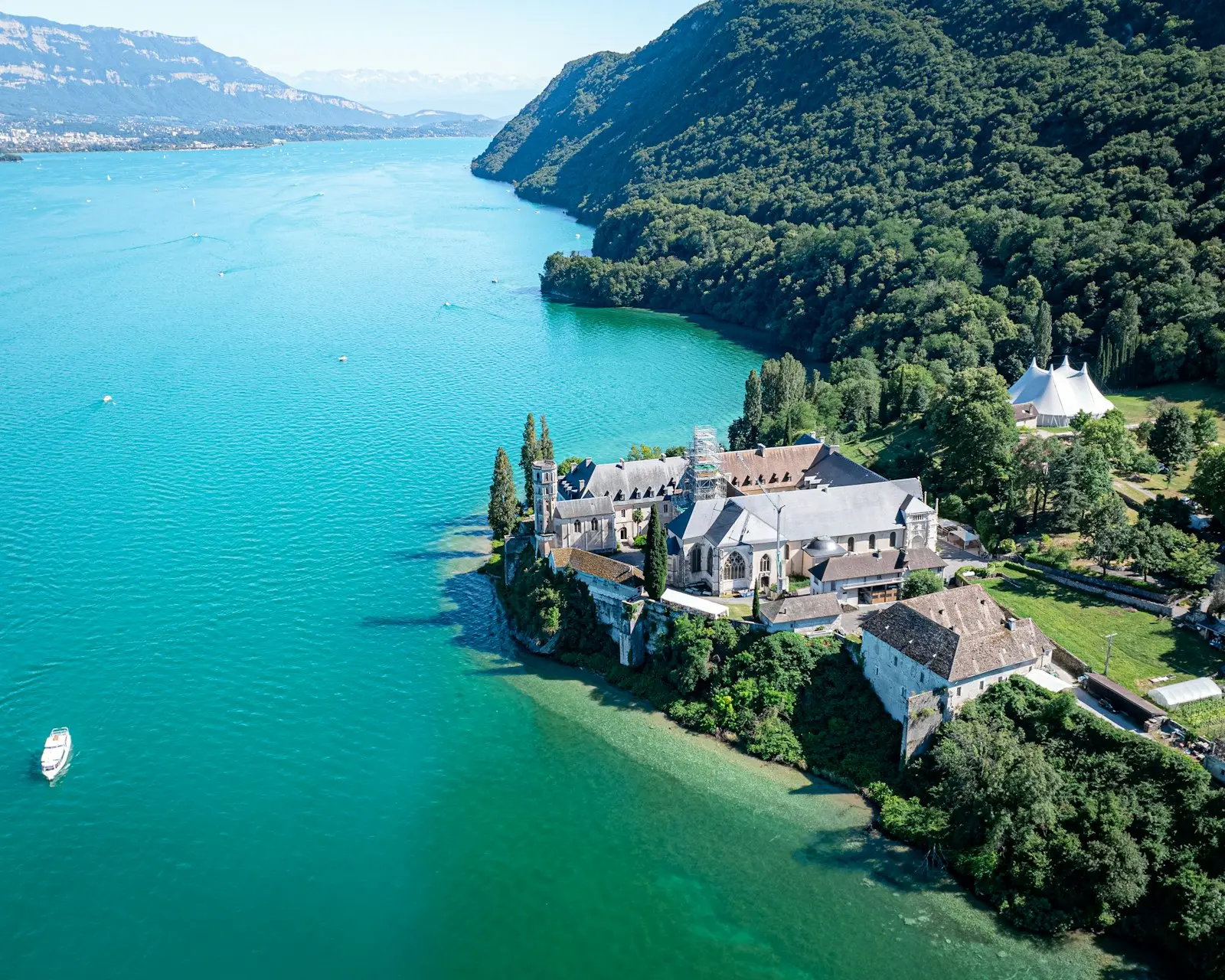L'abbaye d'Hautecombe au bord du lac du Bourget