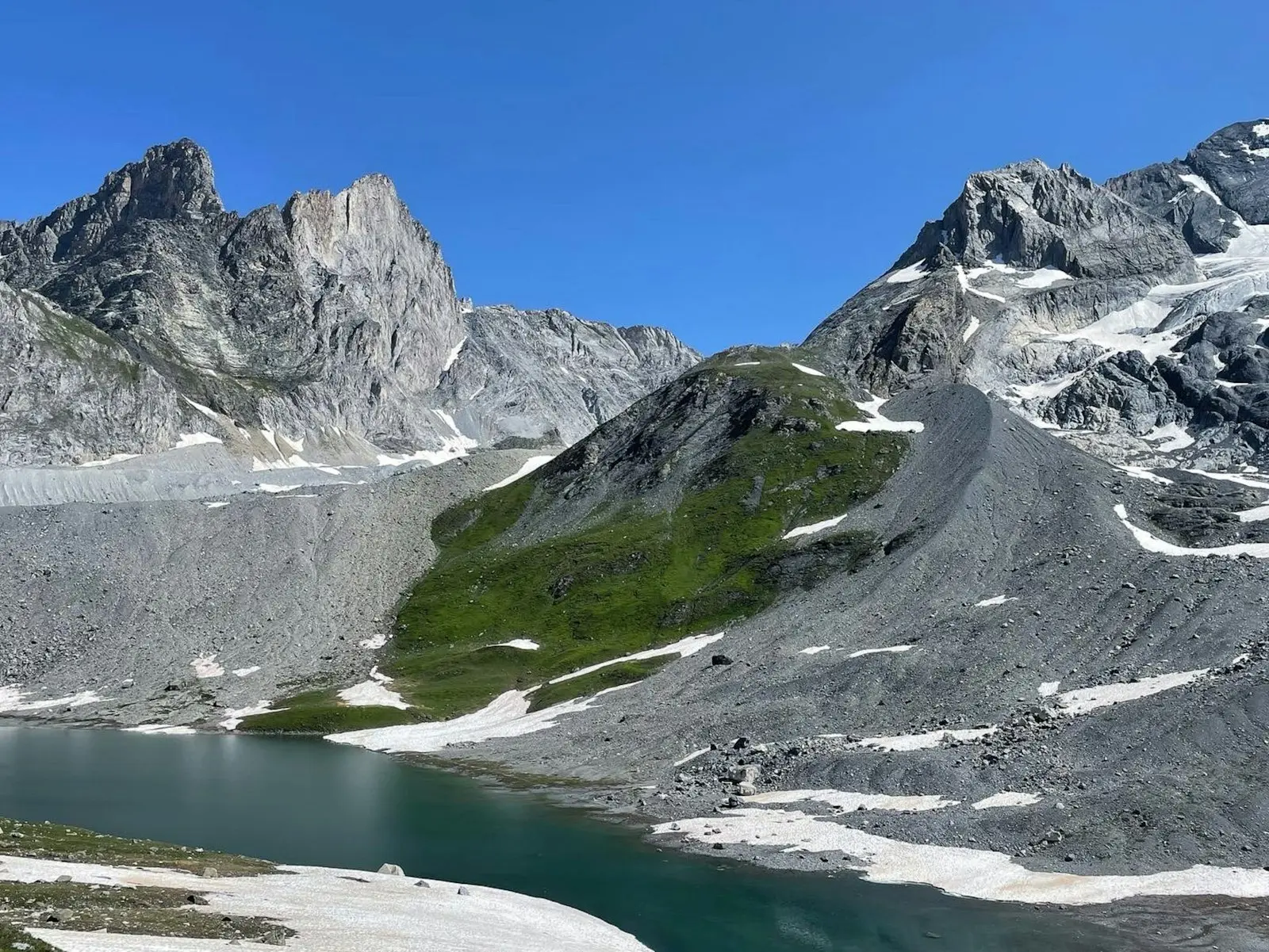 Lac de montagne et glaciers en été