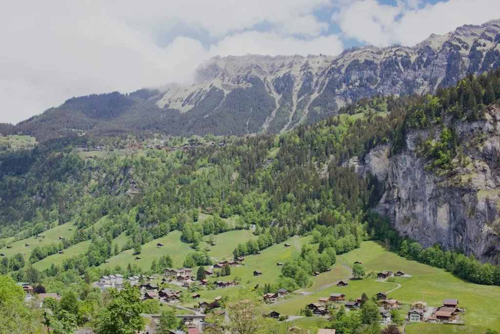 Vallée alpine en été