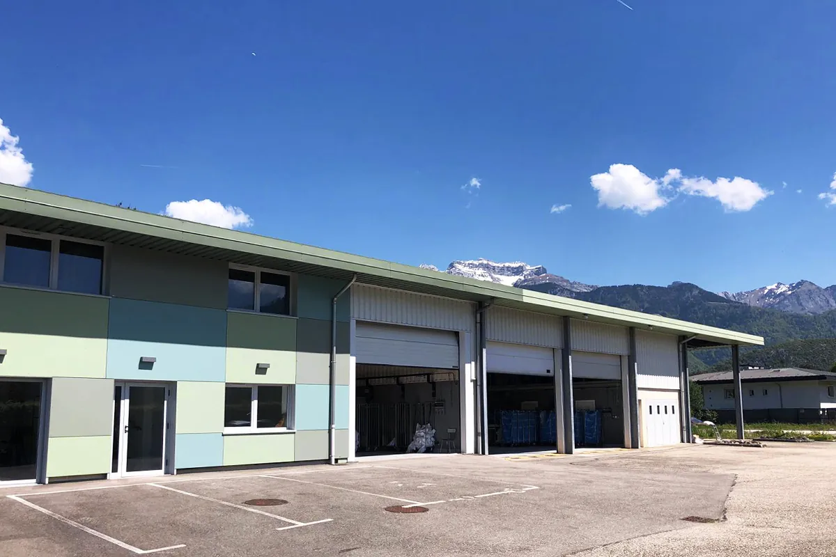 Atelier de La Blanchisserie du Lac à Saint-Jorioz, face aux montagnes