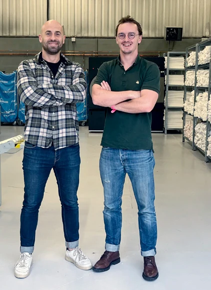 François-Henri et Paul, cofondateurs de La Blanchisserie du Lac, dans l’atelier de Saint-Jorioz