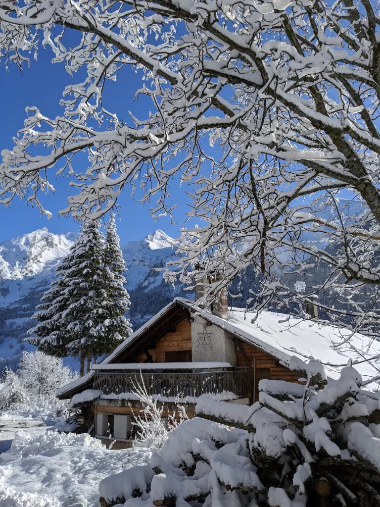 Chalet enneigé, location saisonnière dans les Aravis