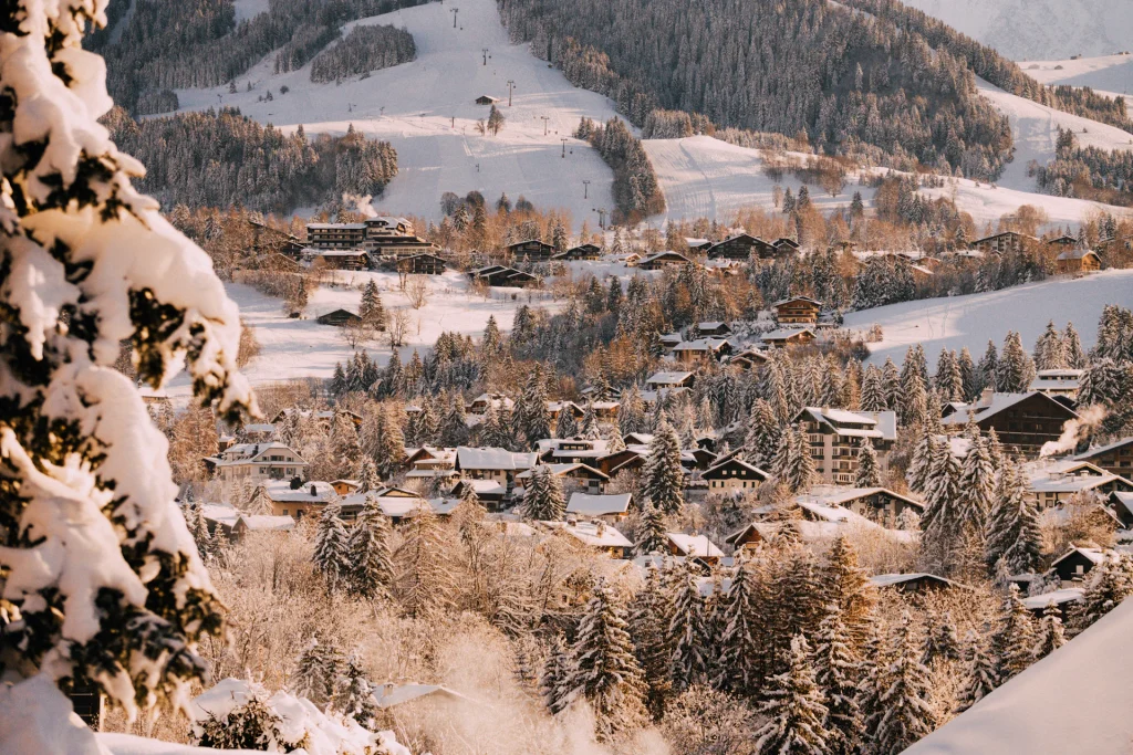 Village de Megève sous la neige, hébergements touristiques du Val d'Arly