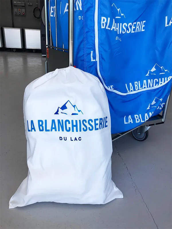 Sac de linge propre La Blanchisserie du Lac prêt à être livré